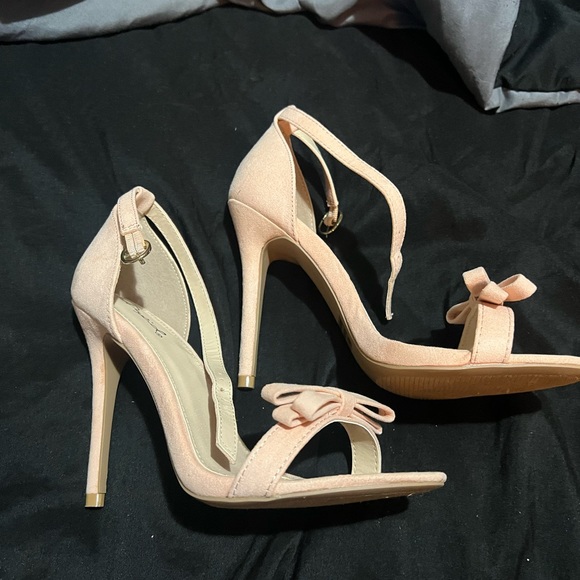 Cute strappy heels - Picture 2 of 3